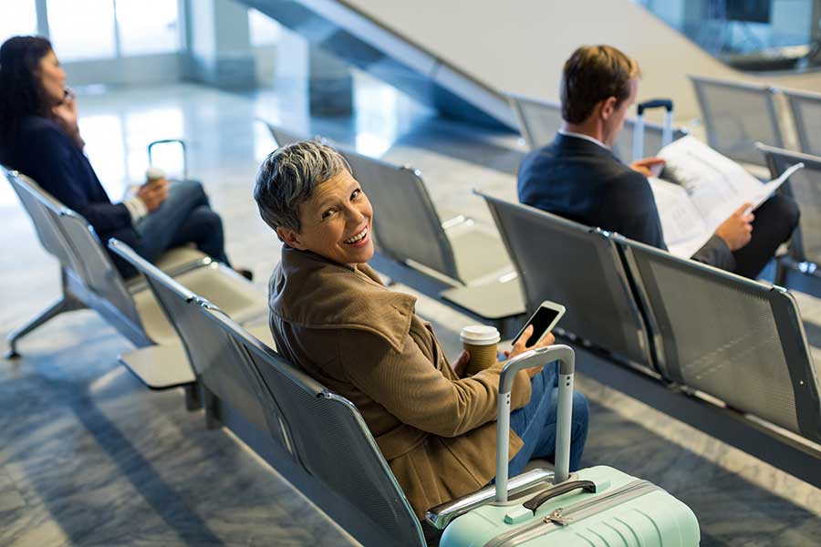 Cliente feliz esperando su vuelo